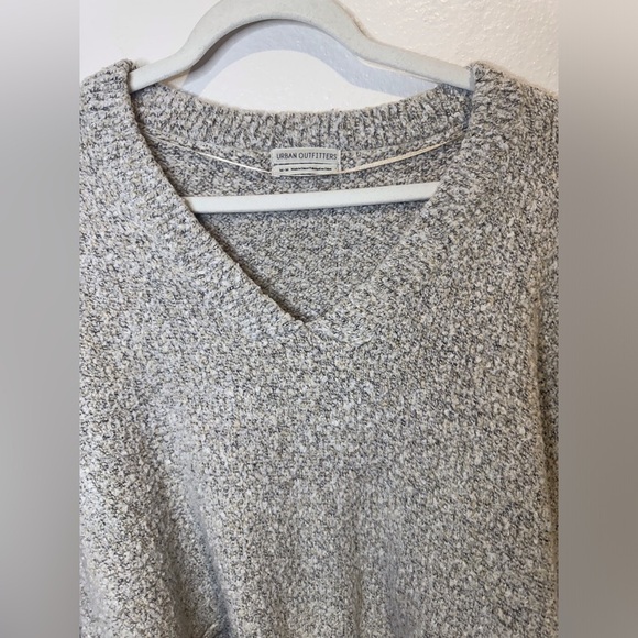 Urban Outfitters Women’s Sharde Boxy V-Neck Crop Gray Sweater Size M - Picture 4 of 7